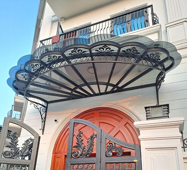 Mái kính sảnh biệt thự là một phần quan trọng của kiến trúc biệt thự hiện đại